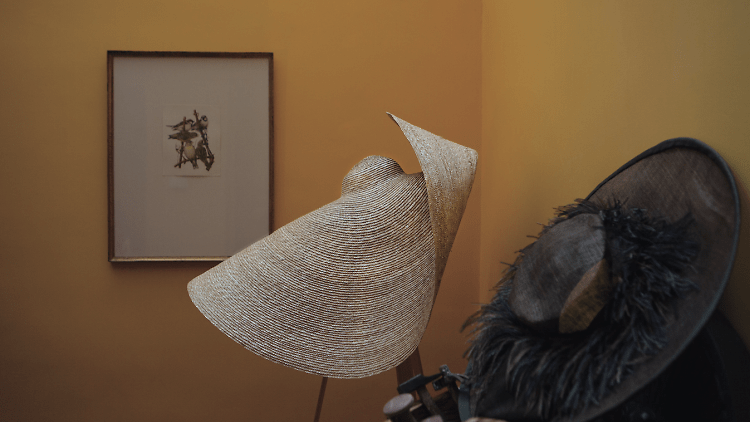 Gema Galdón firma sombreros y piezas únicas.